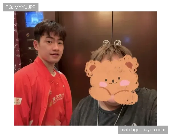 王昶连休息都这么卷，连猫都看懵了你说这是谁家的名媛？